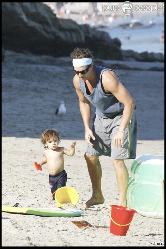 Matthew McConaughey, Camila Alves et leur petit Levi profitent du soleil en famille sur la plage de Malibu le 7 septembre 2009