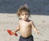Matthew McConaughey, Camila Alves et leur petit Levi profitent du soleil en famille sur la plage de Malibu le 7 septembre 2009