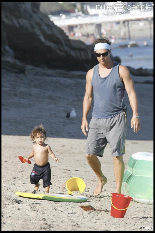 Matthew McConaughey, Camila Alves et leur petit Levi profitent du soleil en famille sur la plage de Malibu le 7 septembre 2009