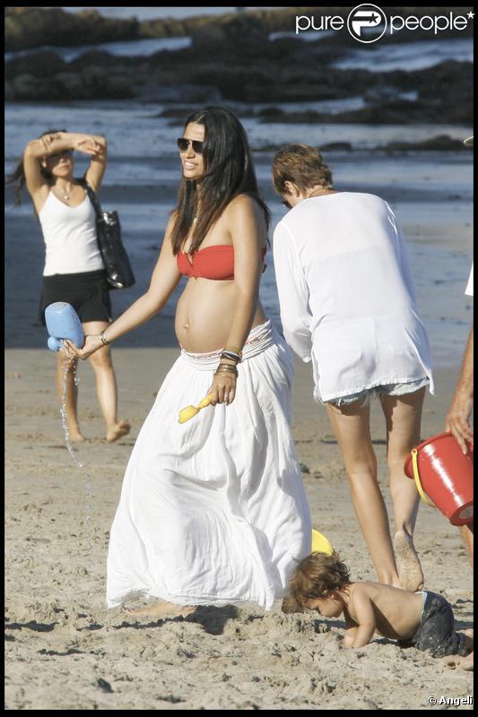 Matthew McConaughey, Camila Alves et leur petit Levi profitent du soleil en famille sur la plage de Malibu le 7 septembre 2009