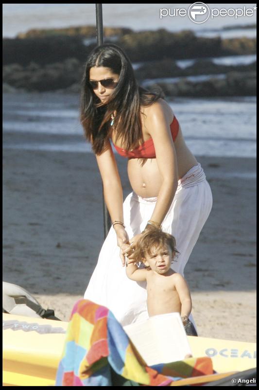 Matthew McConaughey, Camila Alves et leur petit Levi profitent du soleil en famille sur la plage de Malibu le 7 septembre 2009