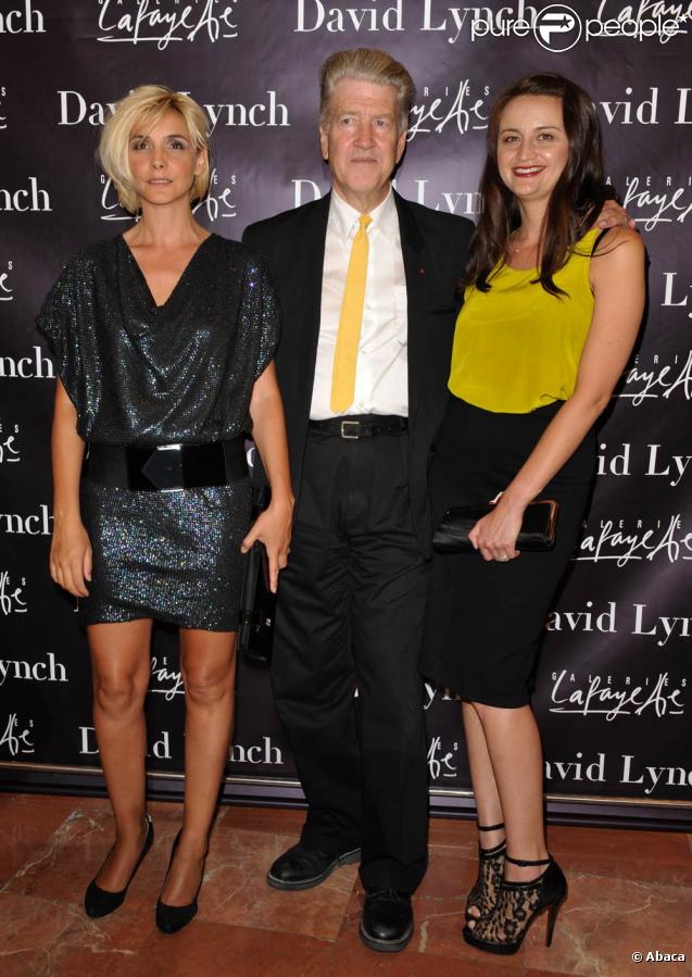 Clotilde Courau, David Lynch et sa femme Emily, à l'occasion de l'inauguration de son exposition d'art aux Galeries Lafayette, sur le boulevard Haussmann, à Paris, le 8 septembre 2009 !