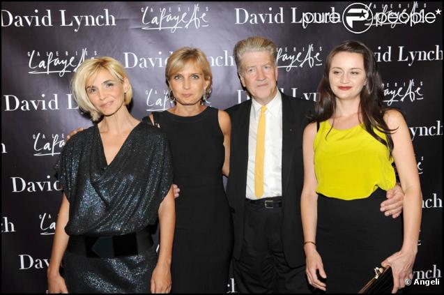 Clotilde Courau, Melita Toscan du Plantier, David Lynch et sa femme Emily, à l'occasion de l'inauguration de son exposition d'art aux Galeries Lafayette, sur le boulevard Haussmann, à Paris, le 8 septembre 2009 !