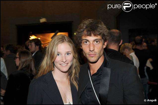 Natacha Regnier et Guillaume Bounaud, à l'occasion de l'inauguration de son exposition d'art aux Galeries Lafayette, sur le boulevard Haussmann, à Paris, le 8 septembre 2009 !