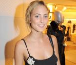 Nora Arnezeder, à l'occasion de l'inauguration de son exposition d'art aux Galeries Lafayette, sur le boulevard Haussmann, à Paris, le 8 septembre 2009 !