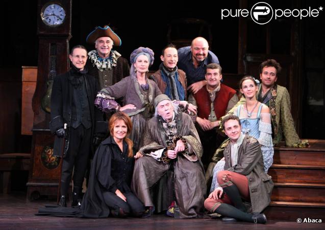Robert Hirsch entouré par l'équipe de La Servante Amoureuse, lors de la générale, le 8 septembre 2009 au Théâtre Hébertot