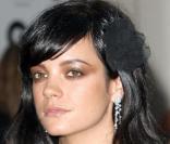 Lily Allen a volé la vedette aux autres personnalités sur le tapis rouge des  GQ Men of the Year Awards 2009 .