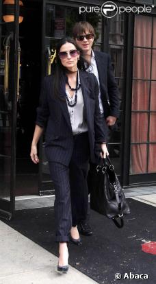 Ashton Kutcher et Demi Moore font des allers et venues à l'Hôtel Bowery à New-York lors d'un congrès avec des politiciens et célébrités le 10 septembre 2009