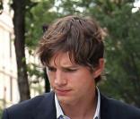 Ashton Kutcher et Demi Moore font des allers et venues à l'Hôtel Bowery à New-York lors d'un congrès avec des politiciens et célébrités le 10 septembre 2009