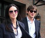 Ashton Kutcher et Demi Moore font des allers et venues à l'Hôtel Bowery à New-York lors d'un congrès avec des politiciens et célébrités le 10 septembre 2009