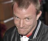 Guy Ritchie et son gâteau d'anniversaire pour ses 41 ans, à l'occasion de l'avant-première de  The Firm , au Vue de Leicester Square, à Londres, le 10 septembre 2009 !