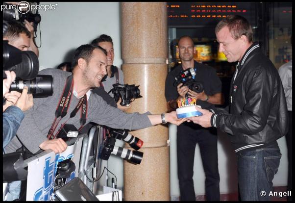 Guy Ritchie et son yummy cake, à l'occasion de l'avant-première de  The Firm , au Vue de Leicester Square, à Londres, le 10 septembre 2009 !