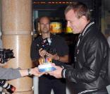 Guy Ritchie et son yummy cake, à l'occasion de l'avant-première de  The Firm , au Vue de Leicester Square, à Londres, le 10 septembre 2009 !