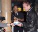 Guy Ritchie et son yummy cake, à l'occasion de l'avant-première de  The Firm , au Vue de Leicester Square, à Londres, le 10 septembre 2009 !