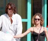 Quand Vanessa Paradis et Johnny Depp font leurs courses, c'est Johnny qui s'occupe du caddie, pas question pour notre pirate sexy d'abîmer les mains de son petit bout de Paradis ! 