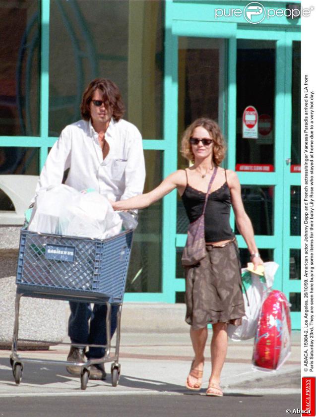 Quand Vanessa Paradis et Johnny Depp font leurs courses, c'est Johnny qui s'occupe du caddie, pas question pour notre pirate sexy d'abîmer les mains de son petit bout de Paradis ! 