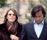Liz Hurley peut compter sur son milliardaire de mari Arun Nayat pour lui porter ses valises. Quel gentleman ! 
