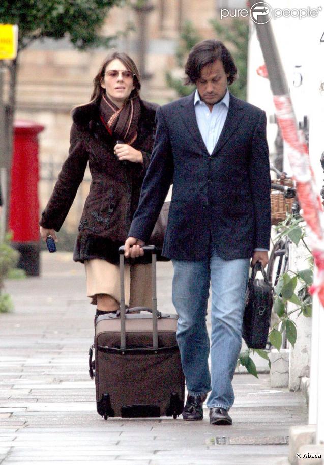 Liz Hurley peut compter sur son milliardaire de mari Arun Nayat pour lui porter ses valises. Quel gentleman ! 