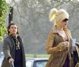 Lorsque Gwen Stefani était enceinte, Gavin Rossdale était aux petits soins. Alors forcément, tenir les chiens, c'est son boulot ! Gavin nous montre comment être galant en restant... rock'n'roll !  