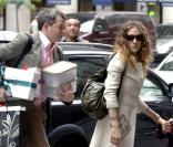 Sarah Jessica Parker est une véritable fashion addict. Alors lorsque notre Carrie Bradshaw fait ses courses, les sacs se comptent par centaines. Heureusement que Matthew Broderick est là ! Trop classe ! 
