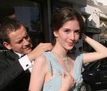 Toutes les femmes connaissent des problèmes pour attacher leur robe ou leur collier mais heureusement il existe des hommes comme Dany Boon qui sont prêts à tout pour elles. Yaël en a de la chance ! 