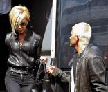 Quand Victoria Beckham descend d'un bus, David n'est jamais loin. Pour lui pas question de quitter sa Posh Spice du regard ne serait-ce qu'une seconde. Qui a dit que les footballeurs n'étaient pas galants ? 
