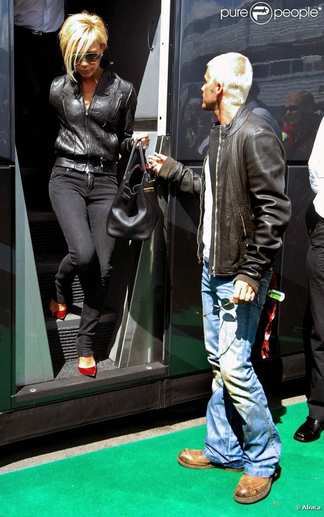 Quand Victoria Beckham descend d'un bus, David n'est jamais loin. Pour lui pas question de quitter sa Posh Spice du regard ne serait-ce qu'une seconde. Qui a dit que les footballeurs n'étaient pas galants ? 