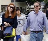 Même lorsqu'il a les bras plein de sacs Tom Mahoney garde le sourire. Pas étonnant que Marcia Cross ait l'air si heureux ! Trop mignon ! 