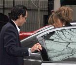 Marc Anthony est aux petits soins pour sa Jennifer Lopez... Et lorsqu'elle sort sur des talons hauts perchés, pas question de la laisser sortir seule de la voiture. Très galant, il lui tient la porte. 