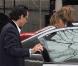Marc Anthony est aux petits soins pour sa Jennifer Lopez... Et lorsqu'elle sort sur des talons hauts perchés, pas question de la laisser sortir seule de la voiture. Très galant, il lui tient la porte.