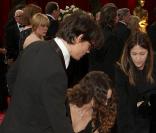 A peine Vanessa a fait tomber son châle par terre, que Johnny Depp s'empresse d'essayer de le ramasser. Avec Johnny la vie, ça doit être le... Paradis ! 