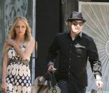 Nicole Richie est l'une des reines fashionistas de notre siècle. Et lorsqu'elle part en voyage, elle ne peut se contenter d'un petit sac...  Heureusement son homme, Joël Madden est là pour tout porter ! 