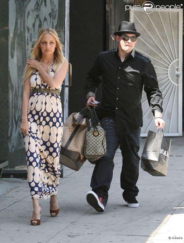 Nicole Richie est l'une des reines fashionistas de notre siècle. Et lorsqu'elle part en voyage, elle ne peut se contenter d'un petit sac...  Heureusement son homme, Joël Madden est là pour tout porter ! 