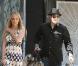 Nicole Richie est l'une des reines fashionistas de notre siècle. Et lorsqu'elle part en voyage, elle ne peut se contenter d'un petit sac... Heureusement son homme, Joël Madden est là pour tout porter !