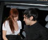 Quand la rouquine Ashlee Simpson descend de voiture, elle peut compter sur son homme, Pete Wentz pour l'aider. Pete est sûrement le plus rock'n'roll des gentlemen ! 
