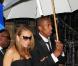Tout le monde le sait, Mariah Carey est une vraie diva ! Nick Cannon l'a bien compris. Lorsqu'il pleut, il lui tient son umbrella afin que son brushing reste parfait ! Trop mignon !