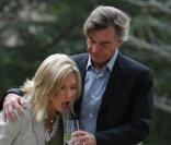 Le mari d'Olivia Newton-John a décidé de pousser la galanterie à l'extrème... Si sa femme désire boire un verre d'eau, c'est lui qui lui porte à la bouche ! La classe ! 