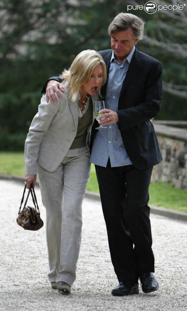 Le mari d'Olivia Newton-John a décidé de pousser la galanterie à l'extrème... Si sa femme désire boire un verre d'eau, c'est lui qui lui porte à la bouche ! La classe ! 
