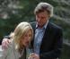 Le mari d'Olivia Newton-John a décidé de pousser la galanterie à l'extrème... Si sa femme désire boire un verre d'eau, c'est lui qui lui porte à la bouche ! La classe !