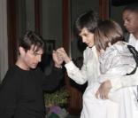 Quand Katie Holmes et la petite Suri sont épuisées, Tom Cruise prend soin des deux femmes de sa vie. Même si il s'agit de descendre une petite marche, il n'est pas question de les abandonner ! 