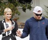 Paris Hilton a toujours eu beaucoup de mal à marcher avec des talons, heureusement, aujourd'hui elle peut compter sur son nouveau boyfriend Doug Reinhardt pour l'aider dans toute épreuve.  