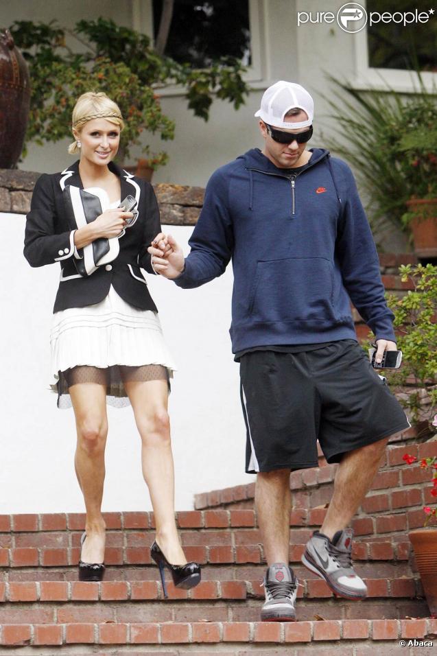 Paris Hilton a toujours eu beaucoup de mal à marcher avec des talons, heureusement, aujourd'hui elle peut compter sur son nouveau boyfriend Doug Reinhardt pour l'aider dans toute épreuve.  