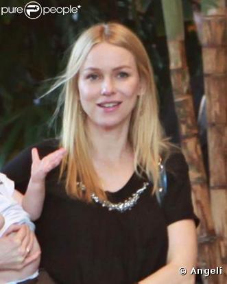 Naomi Watts : après un accouchement, elle est toujours aussi rayonnante, sans une goutte de make-up ! Veinarde !