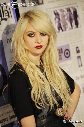 La craquante Taylor Momsen prend un malin plaisir à se pomponner... Serait-ce pour paraître plus vieille ?!