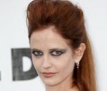 Eva Green... Elle a un véritable penchant pour le maquillage charbonneux des yeux, qu'elle arbore d'ailleurs très régulièrement ! 