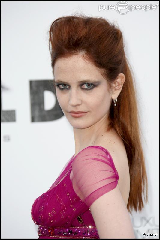 Eva Green... Elle a un véritable penchant pour le maquillage charbonneux des yeux, qu'elle arbore d'ailleurs très régulièrement ! 