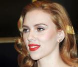 Scarlett Johansson et son teint de perle... Son petit plus, sublimer ses lèvres pour révéler un contraste des plus lumineux. 