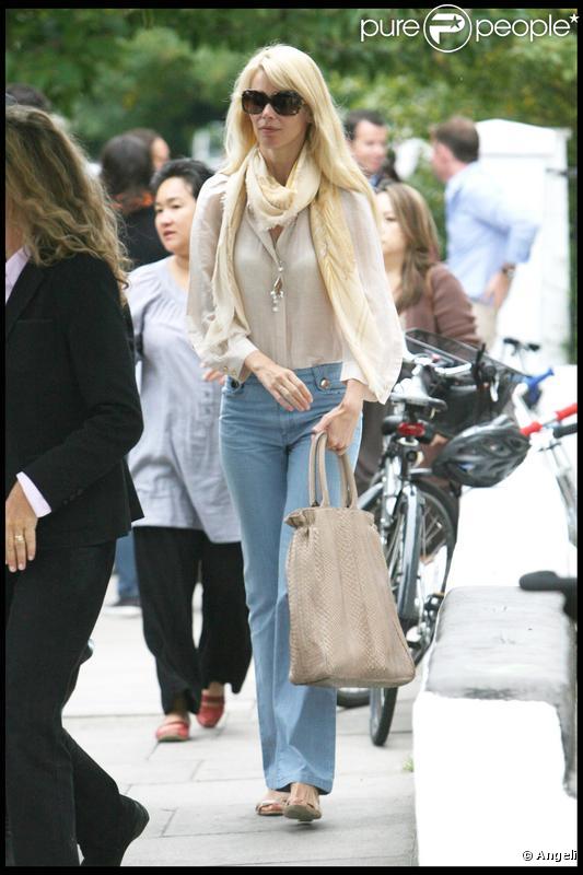 Claudia Schiffer, une maman poule qui bluffe tout le monde même lorsqu'elle accompagne ses bambins à l'école ! 