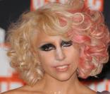 Aaah Lady Gaga... C'est parfois du grand n'importe quoi, mais ce qui compte, c'est que la chanteuse s'apprête de la tête aux pieds en toute occasion ! 