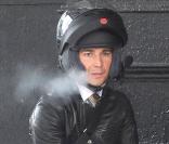 Shia LaBeouf se grille une clope, sur le tournage de  Wall Street 2 , à New York, le 16 septembre 2009 !